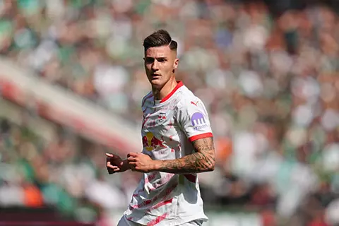 سيسكو يصدم نيوكاسل ويختار الانتقال إلى مانشستر يونايتد